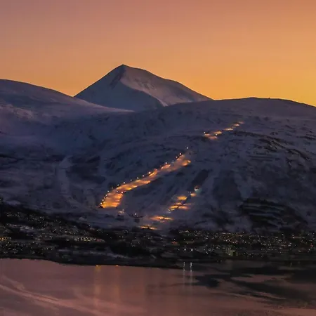 Spacious Modern 3br, Terrace, Aurora & Midnight Sun, Pets Allowed, Free Parking, Close To Slopes, Snow Dome, Bus Stop