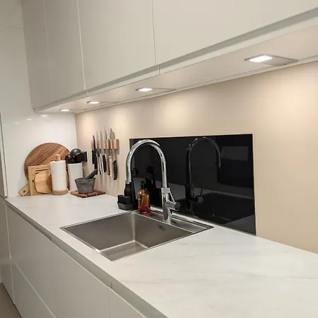 Apartment Spacious Modern 3br, Terrace, Aurora & Midnight Sun, Pets Allowed, Free Parking, Close To Slopes, Snow Dome, Bus Stop Tromso