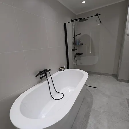 Spacious Modern 3br, Terrace, Aurora & Midnight Sun, Pets Allowed, Free Parking, Close To Slopes, Snow Dome, Bus Stop Apartment *