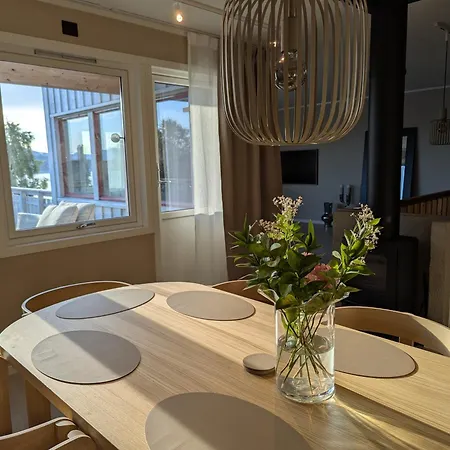 Spacious Modern 3br, Terrace, Aurora & Midnight Sun, Pets Allowed, Free Parking, Close To Slopes, Snow Dome, Bus Stop Apartment *